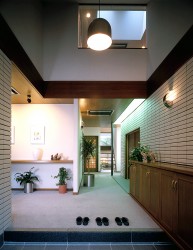 Photo : Image of entrance of modern house. You have to take off your shoes here.