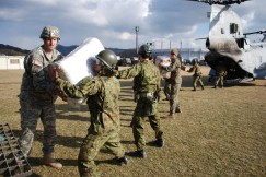Photo : Japan-U.S. service members deliver relief aid.