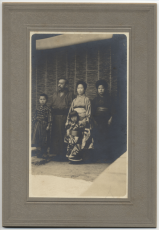 Minakata Family photographed by Dr. Walter T. Swingle: Kumagusu (second left) and Fumie (middle of the front row) PHOTO: COURTESY OF MINAKATA KUMAGUSU ARCHIVES (MINAKATA KUMAGUSU KENSHO KAI)